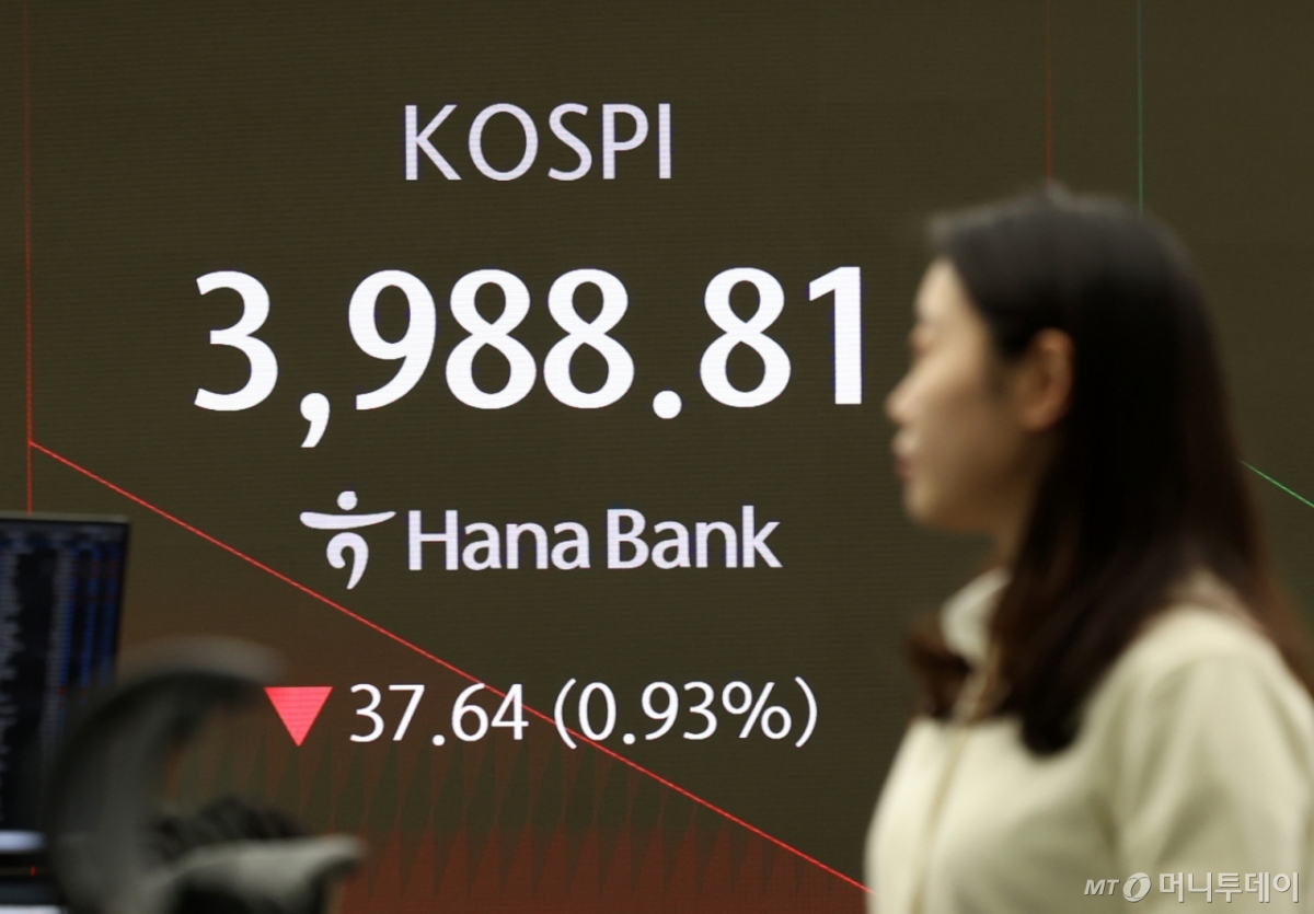 AI거품론·원화 약세에 코스피 3900선 깨져…SK하이닉스 4%대↓