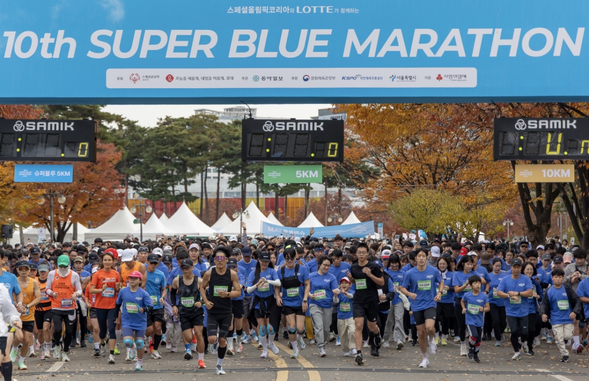 장애인과 함께 8000명 달렸다...롯데 '슈퍼블루마라톤' 성료