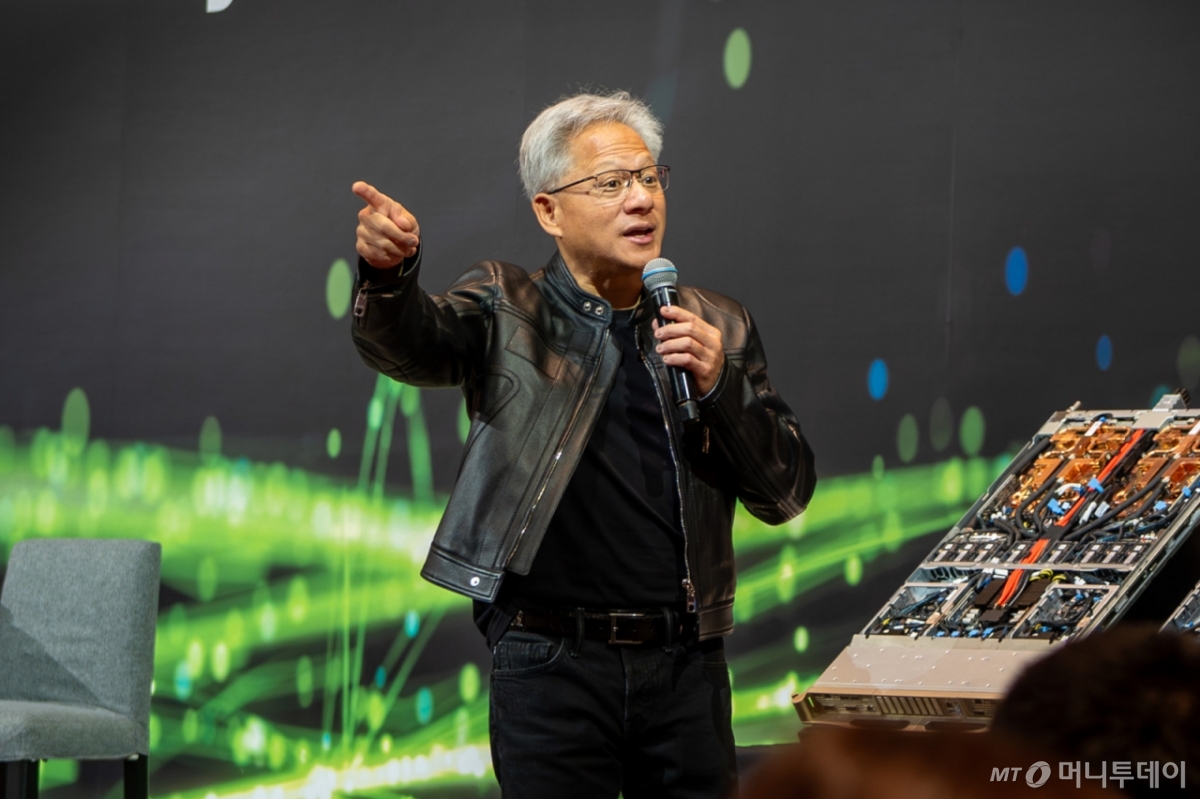 AI버블 진정 국면…젠슨황 웨이퍼 추가 주문에 반도체주 강세