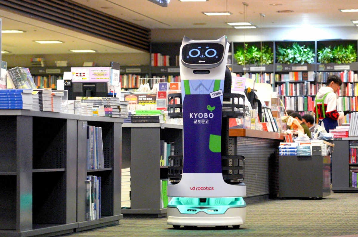 교보문고 책 로봇이 가져다줘.. 브이디로보틱스, '벨라봇' 공급 - 뉴스 썸네일 이미지