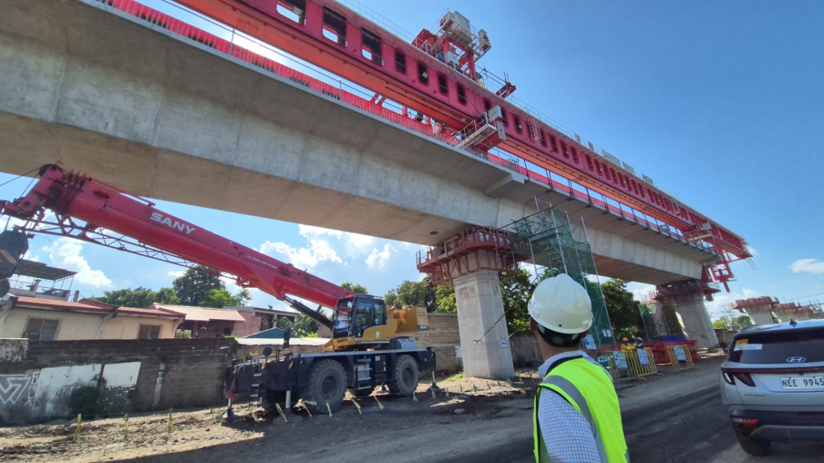 체감온도 40도…백년된 철길 위, 새 미래 짓는 현대건설