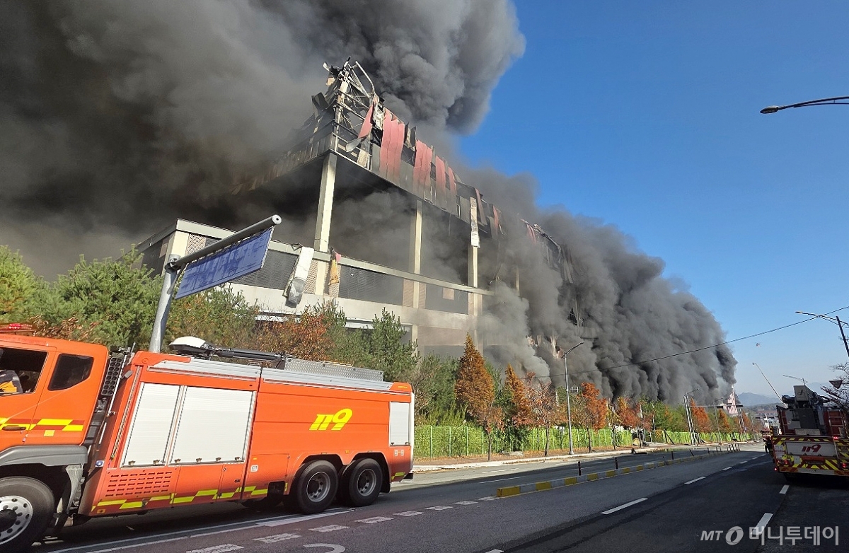 검은 연기가 치솟는 현장 사진