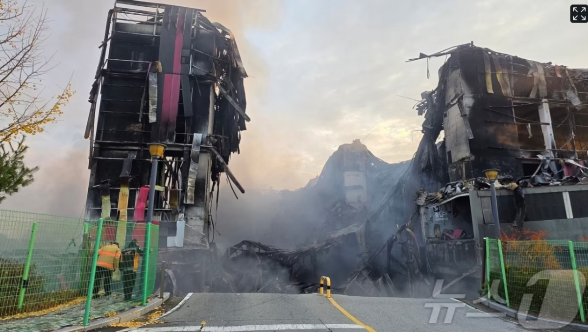 이랜드 화재 관련 뉴스 - "기둥만 남아" 축구장 27개 규모 불 탔다...이랜드 물류센터 화재 이틀째