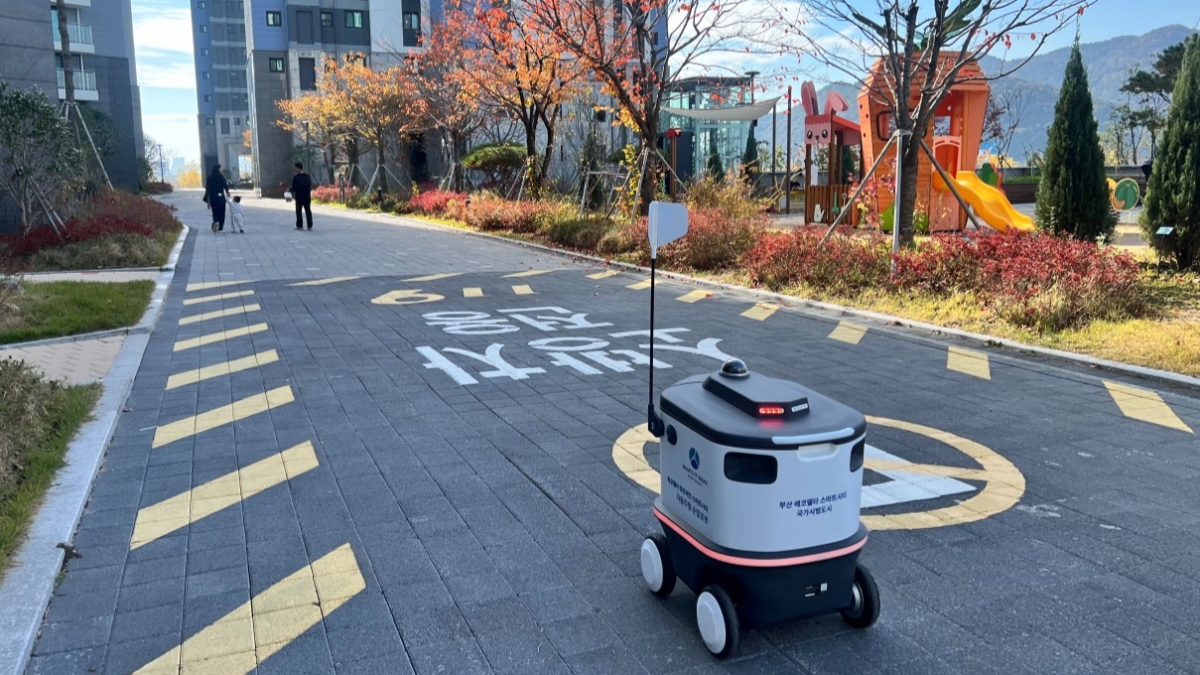 자율주행 순찰로봇이 스마트시티 지킨다...뉴빌리티, 부산서 실증 - 뉴스 썸네일 이미지