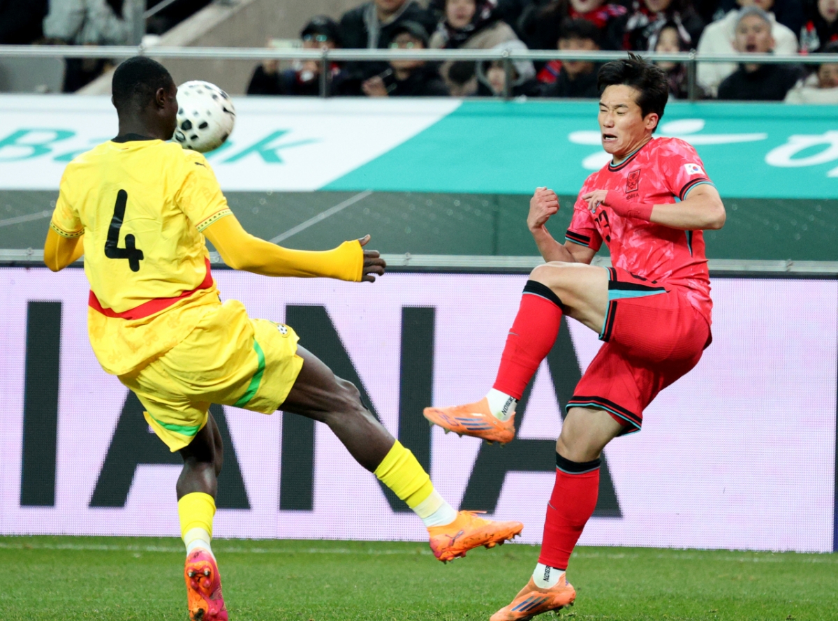 대한민국-가나전에서 패스를 시도하는 이태석