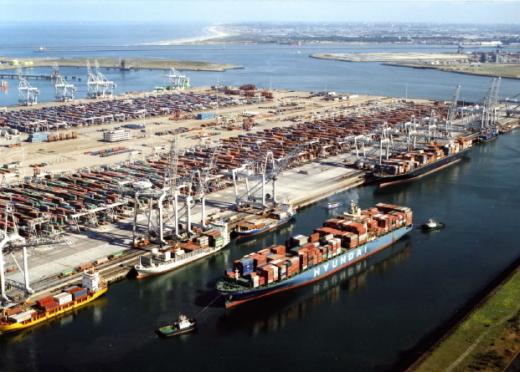 ↑유럽 최대 컨테이너항이자 관문항인 로테르담항은 500척 이상이 정기화물선이 기항하고 있다. 사진은 현대상선의 컨테이너선이 접안을 시도하고 있다.