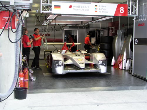 ]르망 24시간 레이스가 열리기 직전 관중들이 환호성을 지르며 드라이버들을 격려하고 있다.