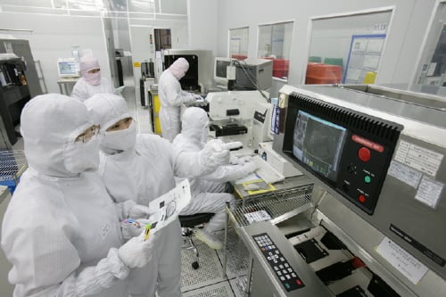 ▲매그나칩반도체 직원들이 계측기를 통해 불량품을 걸러내고 있다