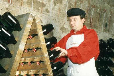 ↑셀러에서는 3~5년간 매일 병을 돌려준다. 침전물이 고르게 쌓이도록 하기 위해서다.