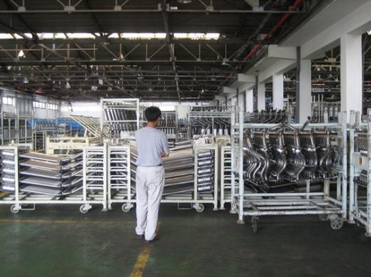 ↑ 현대차 협력업체 사장이 텅빈 공장안을 물끄러미 바라보고 있다.