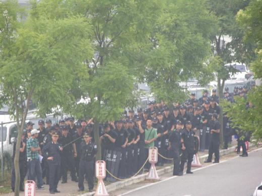 ↑사측의 시설 보호 요청에 따라 경찰병력 10개 중대, 1000여명이 평택 공장 주변에 배치됐다. 오전 10시30분께 노사 양측의 합의로 경찰 병력은 일단 철수했다.
