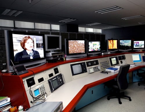 ▲송신실은 디지털연구소 내에서 개발 중인 연구팀에 필요한 모든 종류의 방송을 송출한다. 송출을 위한 케이블만 총 400km. 단일규모로 세계최대의 송출시설을 자랑한다.