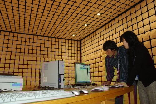 ▲전자파 양립성 실험실(EMC)에서는 각국이 규제하고 있는 인증자격을 취득하기 위한 다양한 실험이 이뤄진다. 연구소 내에 이 같은 최대규모의 시설이 자리하고 있기 때문에 신제품의 승인 및 양산을 위한 인증작업이 원스톱으로 해결된다.