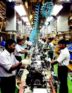 ▲엔진공장 작업 모습.