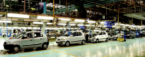 ▲조립공장에서 완성된 상트로가 출고되고 있다.