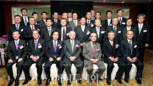 ▲앞줄 왼쪽부터. 홍선근 머니투데이 대표(한국CEO연구포럼 공동상임위원장), 황영기 우리금융지주 회장 겸 우리은행장, 이기태 삼성전자 정보통신총괄 사장, 이현재 한국CEO연구포럼 명예이사장, 정석규 신양문화재단 이사장, 최수부 광동제약 회장, 최시중 한국갤럽 회장.

둘째줄 왼쪽부터. 문형구 고려대 교수, 이노종 SK경영경제연구소 부사장, 문택곤 공인회계사협회 상근부회장, 한정곤 경주대교수(한국CEO연구포럼 공동상임위원장), 박철원 에스텍 부회장, 이해익 리즈경영컨설팅 대표, 이석채 법무법인 태평양 고문, 노부호 서강대 교수, 곽수근 서울대 교수.

셋째줄 왼쪽부터. 서영호 경희대 교수, 최현만 미래에셋증권 사장, 김준영 오비맥주 사장, 최병철 극동전선 회장, 신영주 한라공조 사장, 홍용찬 서울상대 동창회장, 박종확 한국전력 전무, 박종원 코리안리 사장, 제프리 존스 미래의동반자재단 이사장, 최용묵 현대엘리베이터 사장,조인수 한국피자헛 사장, 김광윤 아주대 교수.ⓒ 최용민 기자 leebean@