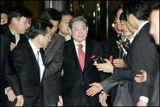 ↑전경련 회장단 회의에 참석한 이건희 삼성그룹 회장 ⓒ<임성균 기자 tjdrbs23@>