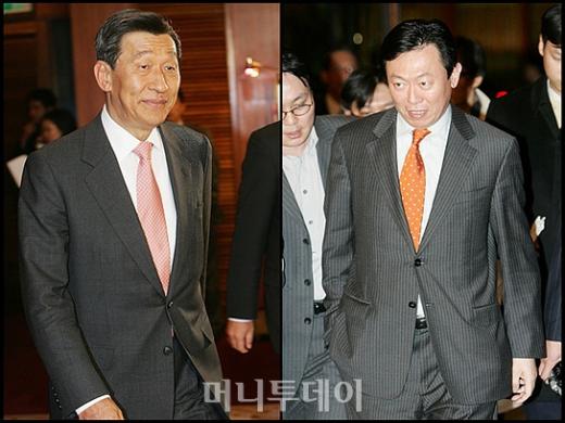 ↑이건산업 박영주회장과 롯데쇼핑 신동빈부회장이 전경련회장단 회의장으로 들어서고 있다. ⓒ<임성균 기자 tjdrbs23@>