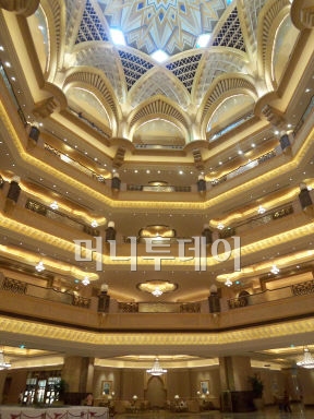 <table width=288>↑ UAE 아부다비의 자랑인 '에미리트팰리스호텔'의 화려한 중앙홀 모습.</table>