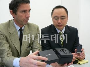 ↑ '프라다폰'과 '헤드셋' 제품을 설명하고 있는 쟈코모 오비디 프라다 부사장(좌)과 마창민 LG전자 MC해외마케팅담당 상무.