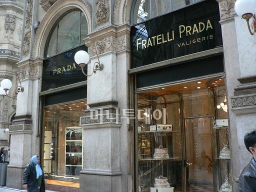 ↑ 밀라노 두오모 성당 옆에 위치한 다운타운 거리의 프라다 1호점. 프라다의 프란체스코 홍보실장은 유서깊은 장소라고 설명했다.