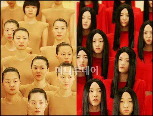 ↑이탈리아 출신의 세계적인 퍼포먼스 아티스트 Vanessa Beecroft가 26일 서울 신세계 본관 4층 중앙계단에서 퍼포먼스를 선보이고 있다. ⓒ<임성균 기자 tjdrbs23@>