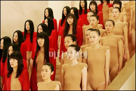 ↑이탈리아 출신의 세계적인 퍼포먼스 아티스트 Vanessa Beecroft가 26일 서울 신세계 본관 4층 중앙계단에서 퍼포먼스를 선보이고 있다. ⓒ<임성균 기자 tjdrbs23@>