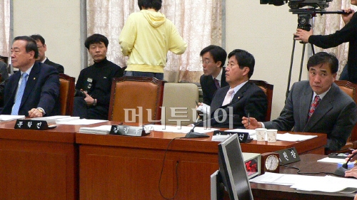 ↑2일 국회 건교위 전체회의. 비어있는 문학진 의원 자리 왼쪽으론 유필우,
오른쪽으론 강길부 의원이 각각 앉아 있다. 맨 오른쪽은 정장선 의원.