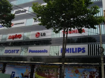 ↑ 베트남에는 이미 세계적인 기업들이 진출해 있다. 사진은 호치민 시내의 한 전자상가 건물의 모습.