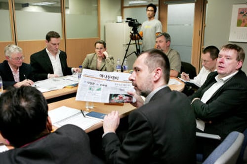 ↑ 머니투데이의 사례를 두고 온-오프라인 멀티미디어의 편집 및 경영전략에 대해 열띤 토론을 벌이고 있는 유럽 언론사 참관단 일행./사진=최용민기자