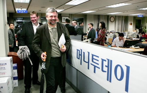 ↑ 유럽 언론사 참관단 일행이 머니투데이의 '온-오프라인 통합 편집국'을 둘러보고 있다./사진=최용민기자