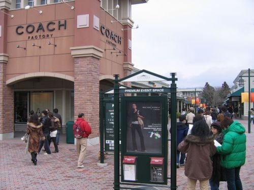 지난 17일 일본 고덴바 프리미엄 아웃렛에서 고객들이 쇼핑하고 있다.