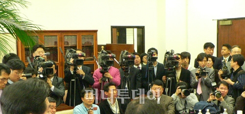 ↑23일 민주당의 4·25 재보선 공천장 수여식에 몰린 취재진의 모습