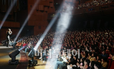 ▲3000여명의 관객이 찾은 머니투데이 봄음악회. 2부 무대를 가수 인순이가 열고 있다.
