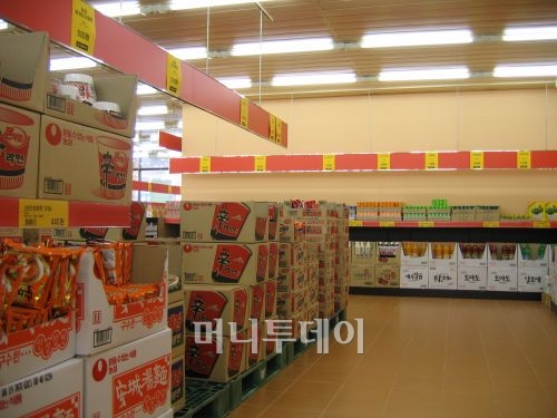 700마켓 수원 송죽점 내부 전경.