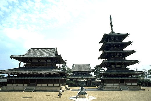세계에서 가장 오래된 목조 건축물로 인정받고 있는 호류지 오층탑과 절 전경.