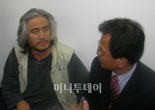 ▲이명박 전 서울시장 캠프의 배용수 공보특보(오른쪽)이 전국장애인차별철폐연대 
박경석 집행위원장을 만나 이 전시장의 발언 진의를 설명하고 있다.