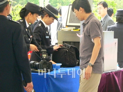 ▲5·18 희생자 묘비 앞에 태극기가 꽂혀 있다.