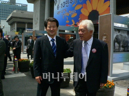 ▲정동영 전 의장(왼쪽)과 김한길 중도신당 대표가 대화하고 있다.