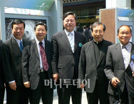 ▲(왼쪽 두번째부터)이장희 한국외대 법대 교수, 김두관 전 행자부 장관, 함세웅 신부