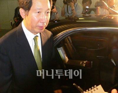 ▲김근태 전 열린우리당 의장이 12일 대선 불출마 기자회견을 마친 뒤 차에 오르고 있다.