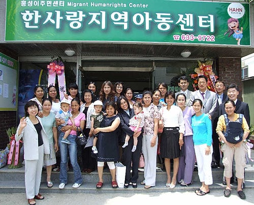 ↑ 한경희생활과학(대표 한경희)은 12일 충청남도 홍성에 다문화 가정의 자녀와 저소득층 
아동을 위한 공부방인 ‘한사랑지역아동센터’를 개설했다. 사진 가운데 감색 양복을 입고 
아기를 안고 있는 사람이 한경희 대표.