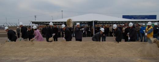 ▲포스코건설이 지난 11일 칠레 벤타나스에서 석탄화력발전소 기공식을 개최했다. 한수양 포스코건설 사장
(사진 왼쪽에서 여섯번째) 등 기공식 참석자들이 첫 삽을 뜨고 있다.