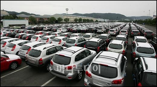 ▲울산공장 선적장에서 수출을 기다리는 자동차들
