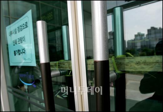 ↑ 지난 13일 최종 부도 처리된 신일동탄뷰너스의 모델하우스 문이 굳게 닫혀 있다.  ⓒ사진=최용민기자 leebean@