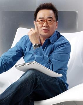 ↑ 굿모닝신한증권 CF에 출연한 김영세 이노디자인 대표.