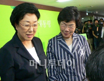 ▲18일, 한명숙 전 총리(왼쪽)와 이미경 의원.