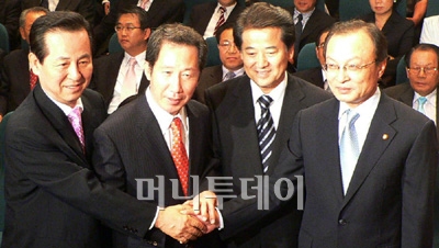 ▲(왼쪽부터)김혁규 의원, 김근태 정동영 전 의장, 이해찬 전 총리