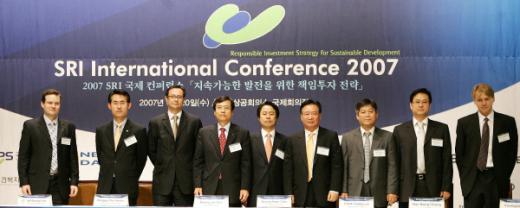 ↑제임스 기포드 UNPRI 이사(맨 왼쪽) 등 PRI에 서명한 7개사 대표들.ⓒ<임성균 기자. tjdrbs23@>