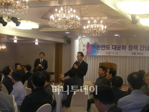 ↑ 이명박 전 서울시장이 22일 오후 부산 파라곤 호텔에서 미래포럼 교수단과 한반도 대운하 정책간담회를 진행하고 있다.